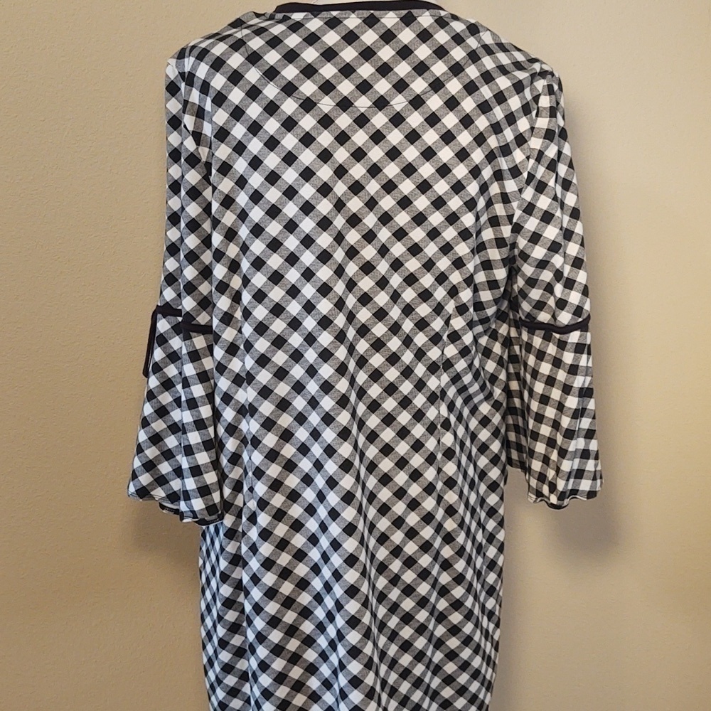 Isaac Mizrahi Women's Black and White Shift Dress with Slit Sleeves - Picture 6 of 12